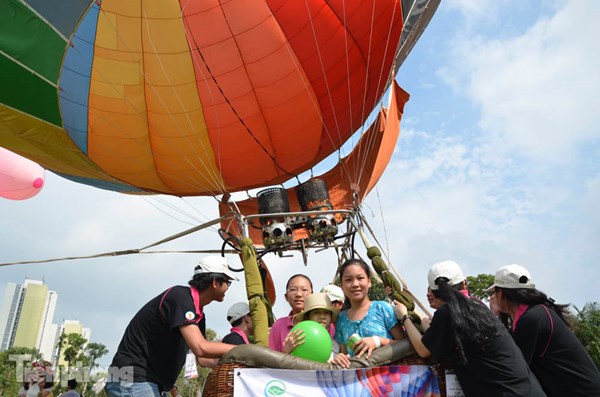 Tin tức trong ngày - Mãn nhãn với màn trình diễn khinh khí cầu dịp 30.4