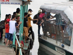 Tin tức trong ngày - Quảng Ninh: Liều lĩnh bế trẻ con &quot;đi tắt&quot; lên tàu thủy