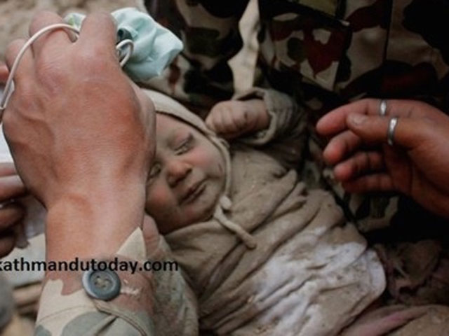 Nepal: Nghẹt thở giải cứu bé 5 tháng tuổi bị vùi lấp