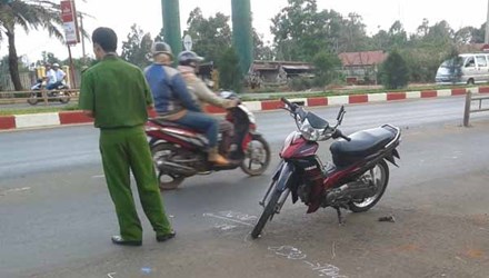 Pháp luật - Nam thanh niên chết trên phố với vết đâm xuyên cổ