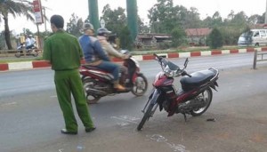 Pháp luật - Nam thanh niên chết trên phố với vết đâm xuyên cổ