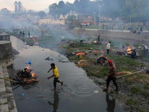 Tin tức trong ngày - Động đất Nepal: 6.204 người chết, thủ đô nặng mùi tử khí