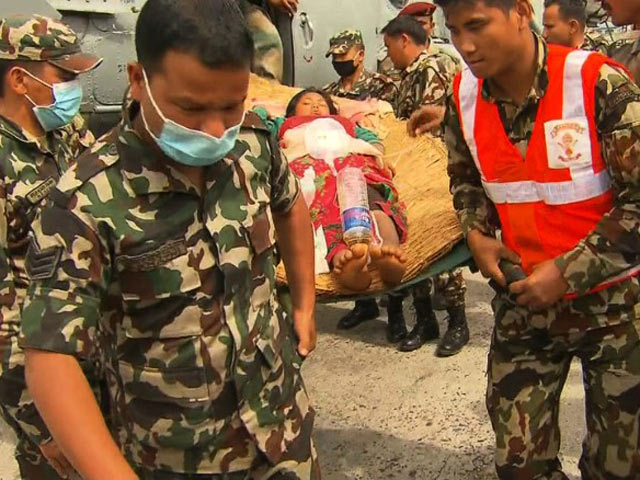 Động đất Nepal: Bác sĩ dùng nắm đấm cứu người