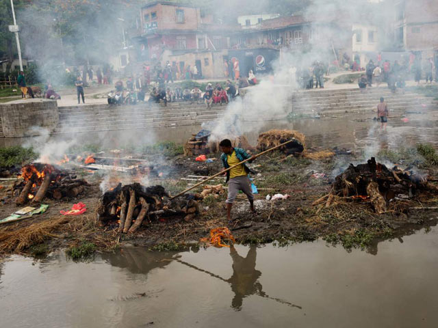 Nepal hỏa táng không xuể nạn nhân động đất