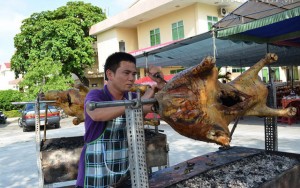 Ẩm thực - Cận cảnh từng lát bê thui Cầu Mống đất Quảng