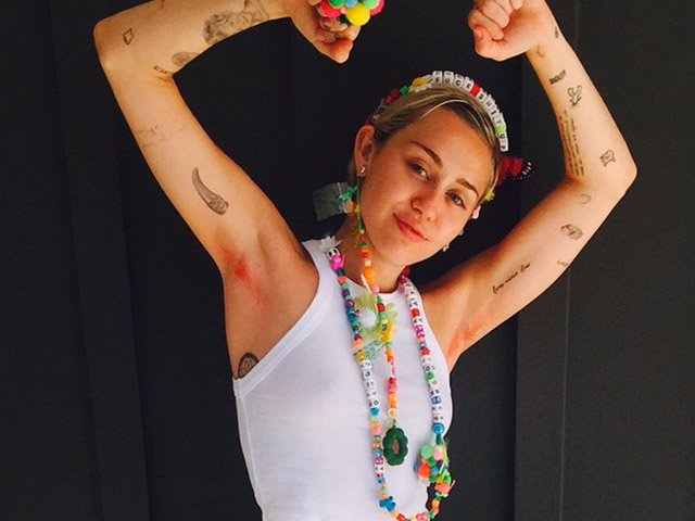 Làm đẹp - Miley Cyrus chạy theo trào lưu nhuộm lông nách hồng