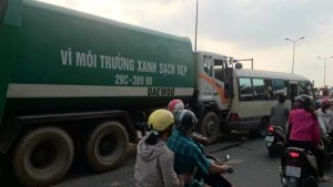 Pháp luật - Hà Nội: Xe chở rác tông liên hoàn 4 ô tô, 1 người nhập viện