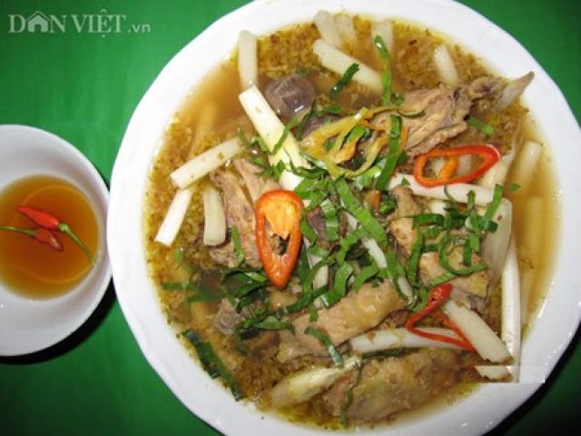 Canh chua ngó sen có gia vị hay loại hương liệu gì đặc trưng?
