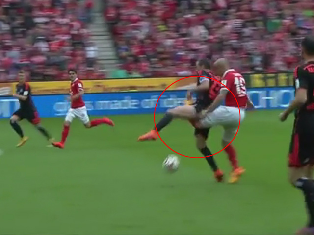 Bóng đá - Gãy gập chân vì... sút vào háng đối thủ