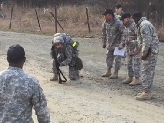 Tin tức trong ngày - Video: Hành quân 19 km, nữ đại úy Mỹ quyết lết về đích