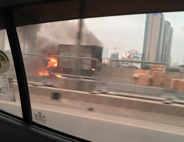 Tin tức trong ngày - HN: Xe ô tô chở điều hòa bốc cháy ngùn ngụt ở đường trên cao