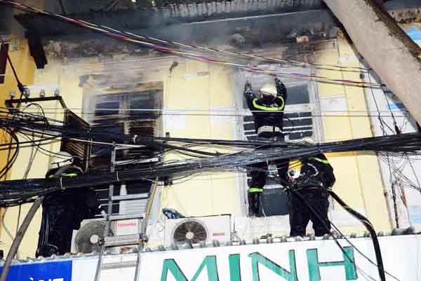 Tin tức trong ngày - Lao vào “biển lửa” cứu con 2 tuổi, cha bị bỏng nặng