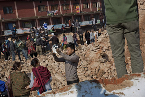 Nepal: Chụp ảnh ‘tự sướng’ tại hiện trường động đất gây phẫn nộ