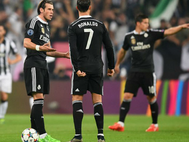 Bóng đá - Fan nữ òa khóc vì được Ronaldo ký vào ngực