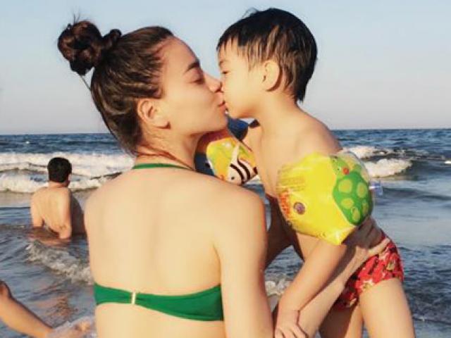 Người mẫu - Hoa hậu - Hà Hồ mặc bikini vui đùa bên con trai