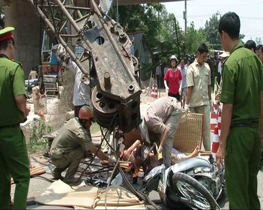 Tin tức trong ngày - Bắt khẩn cấp người điều khiển cẩu, làm chết 3 mẹ con