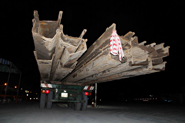 Ảnh: Xe chở thép dài ngoằng “lướt” giữa nội ô Cần Thơ