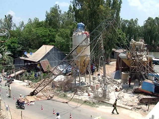 Tin tức trong ngày - Cẩu đè chết 3 mẹ con: Đơn vị thi công vô trách nhiệm