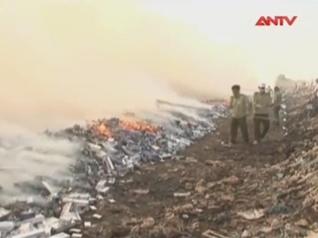 Thị trường - Tiêu dùng - Cận cảnh tiêu hủy hơn 440 nghìn bao thuốc lá nhập lậu