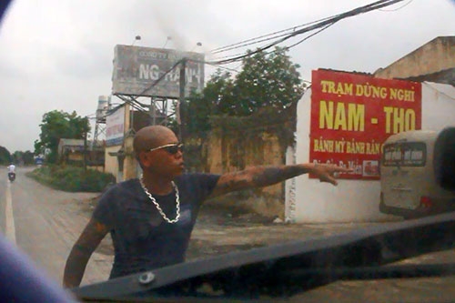 Tin tức trong ngày - “Đầu gấu” lao ra QL1 ép xe khách vào trạm nghỉ