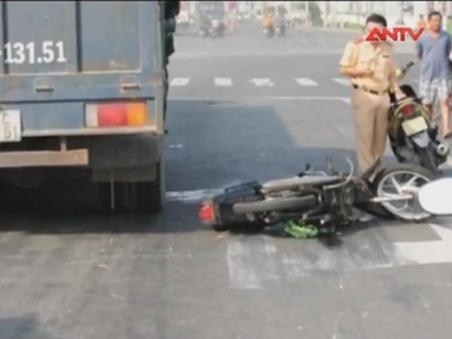 Video An ninh - Lấn làn ô tô, nam thanh niên bị xe tải cán tử vong