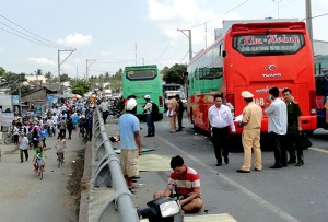 Tin tức trong ngày - Vụ tông loạn xạ trên cầu: 2 xe đều chạy... hơn 100 km/h