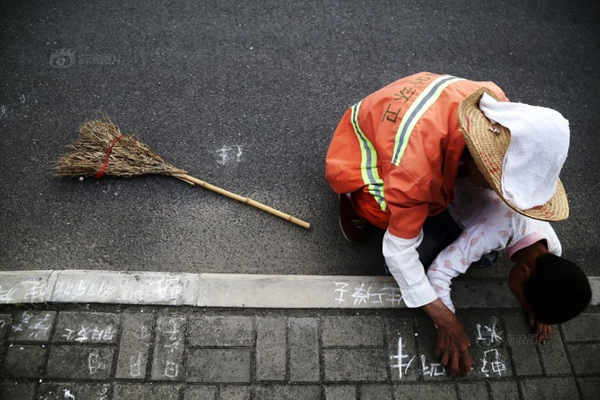 Bạn trẻ - Cuộc sống - Ông bỏ nhà đi quét rác kiếm tiền nuôi cháu khuyết tật
