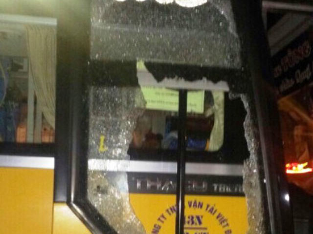 Pháp luật - Côn đồ chặn xe khách, chém tài xế trọng thương