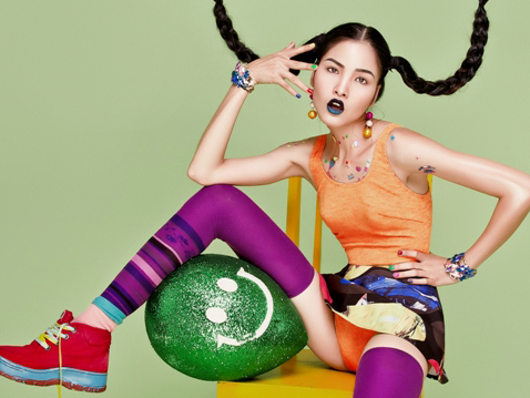 Người mẫu - Hoa hậu - Chà Mi quậy "tung trời" với váy áo sặc sỡ