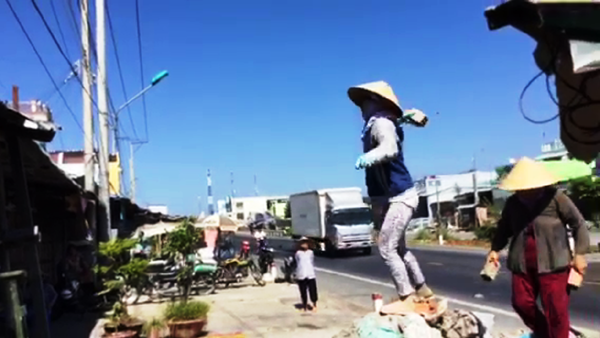 Pháp luật - Bắt giam người phụ nữ gần 50 lần đập phá nhà người khác