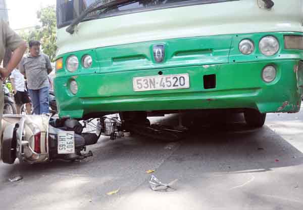 Tin tức trong ngày - Đẩy nghiêng xe buýt, cứu 1 phụ nữ kẹt cứng dưới gầm