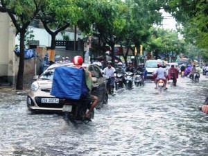 Tin tức trong ngày - Mưa ngập đường phố, người Sài Gòn vẫn thấy… sướng