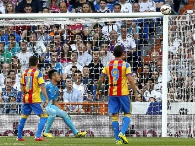 Bóng đá - Khung gỗ của Valencia "yểm bùa", Real ôm hận