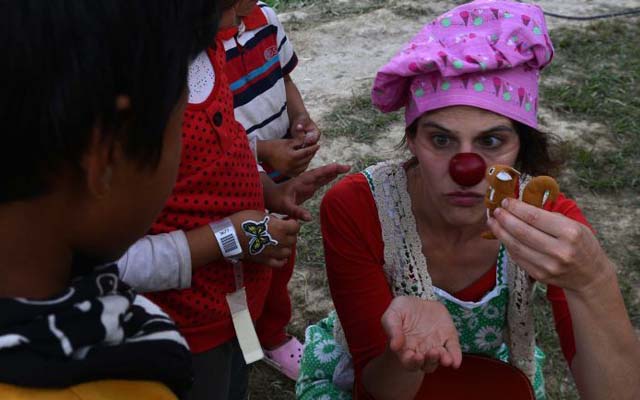 Tin tức trong ngày - Những chú hề xoa dịu nỗi đau cho nạn nhân động đất Nepal