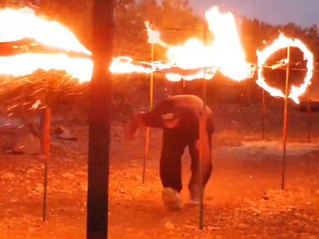 Tin tức trong ngày - IS tung video huấn luyện chiến binh vượt lưới lửa