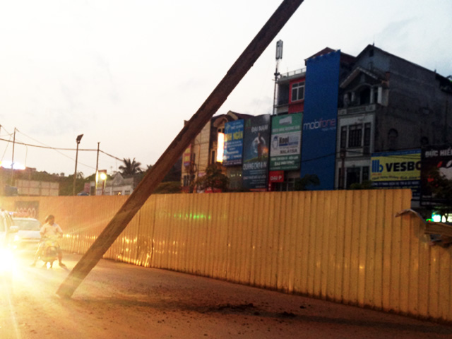 Tin tức trong ngày - Rơi sắt đường sắt trên cao: Do móc cáp vào chỗ nứt