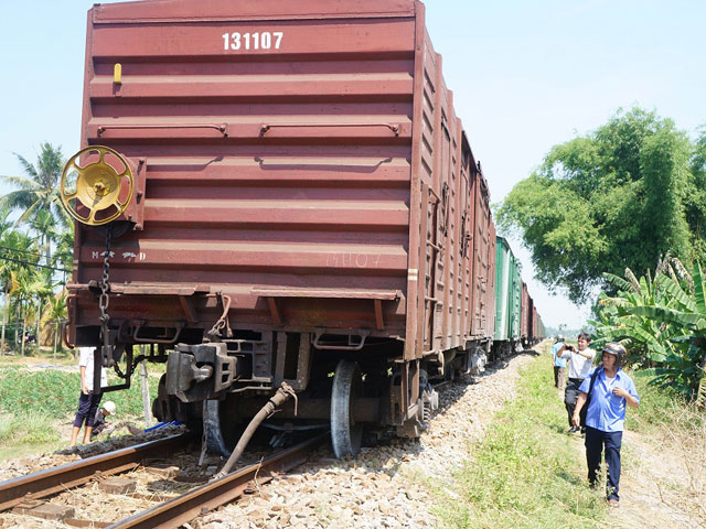 Tin tức trong ngày - Đoàn tàu 18 toa trật bánh khỏi đường ray