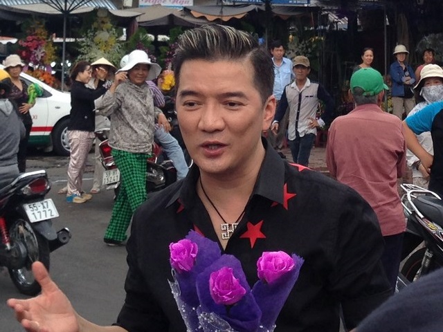 Ca nhạc - MTV - Đàm Vĩnh Hưng khiến các khu chợ Sài Gòn "náo loạn"