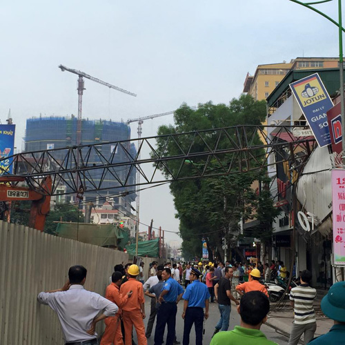 Tin tức trong ngày - Hà Nội: Sập cẩu đường sắt trên cao, thai phụ bị thương