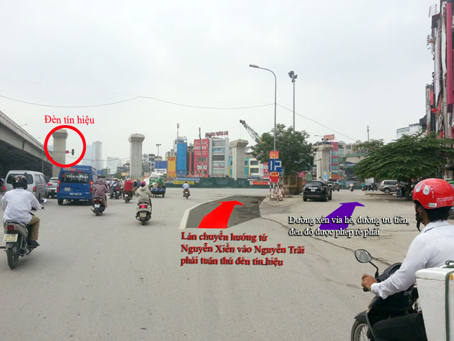 Tin tức trong ngày - CSGT hướng dẫn vượt "nút giao thông ma trận” ở HN