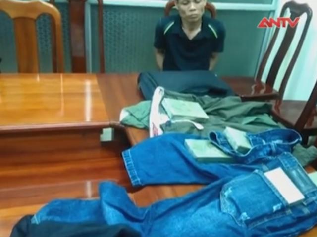 Video An ninh - HN: Bắt đối tượng giấu 5 bánh heroin trong túi du lịch