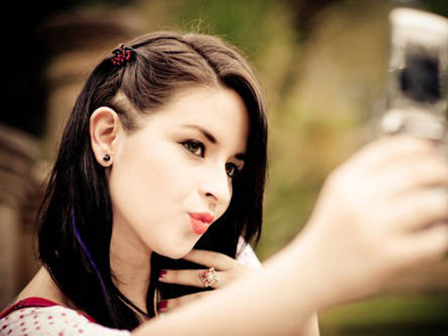 Bạn trẻ - Cuộc sống - Chụp ảnh "tự sướng" nhiều ảnh hưởng đến tâm thần