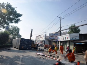 Tai nạn giao thông - Container “điên” cày nát dải phân cách, húc gãy cột điện