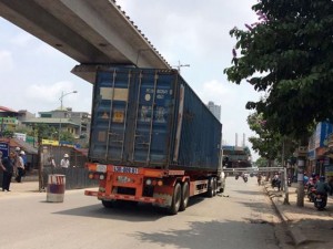 Tin tức trong ngày - HN: Ô tô húc bay rào hạn chế chiều cao đường sắt trên cao