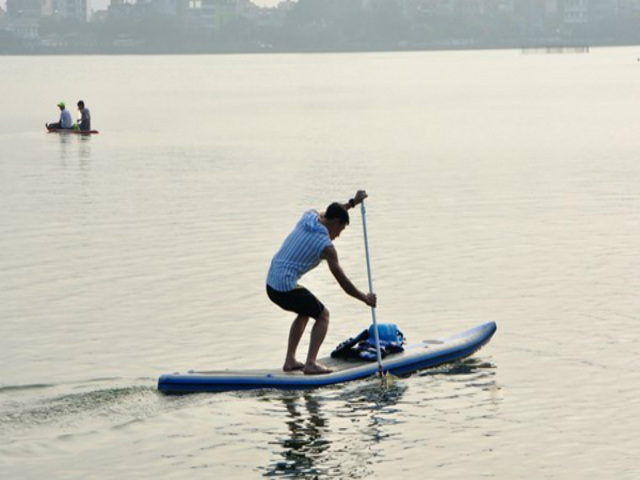 SUP - môn thể thao dưới nước mới thu hút giới trẻ Hà thành