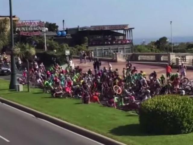 Thể thao - "Nóng mắt": Fan thử đua xe gây tai nạn liên hoàn