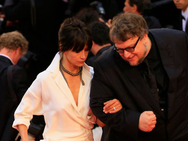 Bị gió thổi tung váy, nữ giám khảo Cannes mất "phong độ"