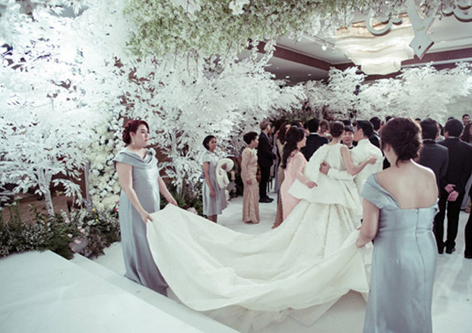 Cận cảnh váy cưới 6,5 tỷ của mỹ nhân đẹp nhất Thái Lan