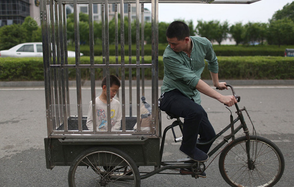 Tình yêu - Giới tính - Cảm động người cha làm “lồng xe tình yêu” cho con trai thiểu năng