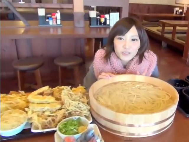 Bạn trẻ - Cuộc sống - Cô gái trẻ có khả năng ăn như "thuồng luồng“